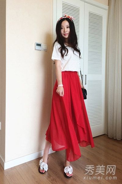 这件t恤配一条长裙，这样胖女孩看起来很瘦。