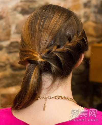 看着照片,6步DIY迷你清新马尾辫发型