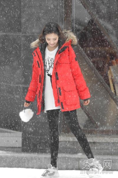 如何在下雪天穿羽绒服加绑腿保暖又时尚