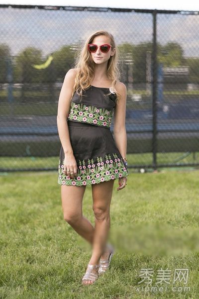 一位穿着半身裙和活泼的肚脐裙的女士。