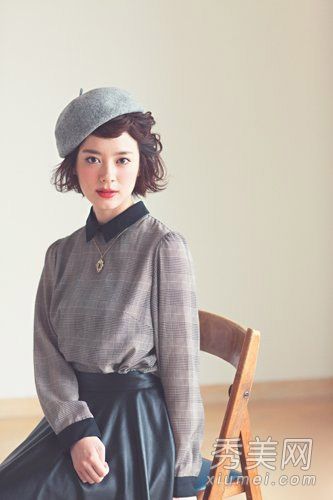 短卷发变成疯女人?松散和半绑头发早起和松散的头发