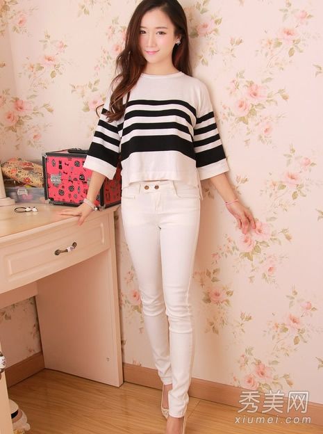 小脚裤配t恤或衬衫,穿起来很时髦。