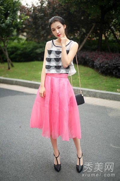 短款t恤+高腰裙公主看起来更好