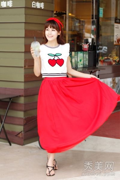 虽然长裙很漂亮,但漂亮的发带更增添了画龙点睛的感觉。