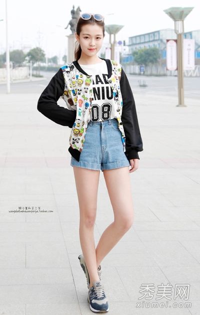 印花棒球制服在春天配短裤和裙子更可爱。