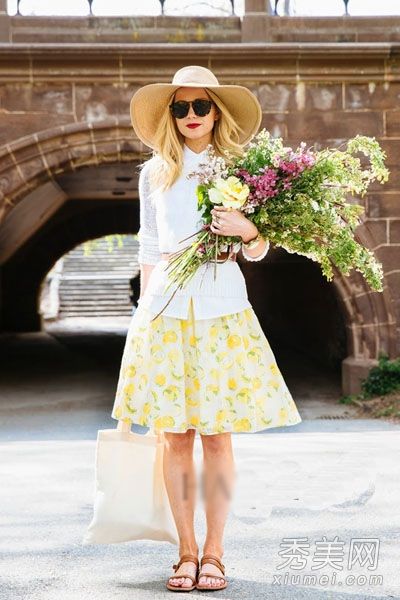 夏天,女人穿最漂亮的衣服,戴遮阳帽,穿著名的女装。