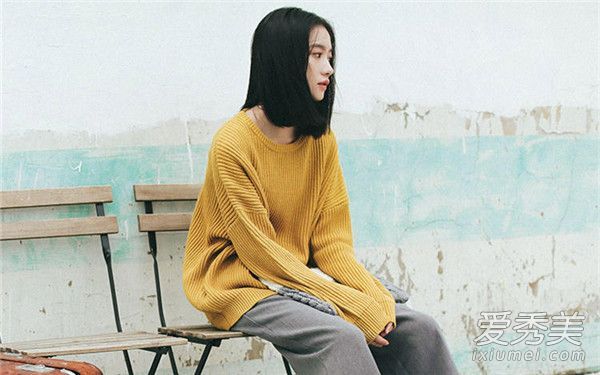 温暖而紧身的超大毛衣搭配慵懒的风