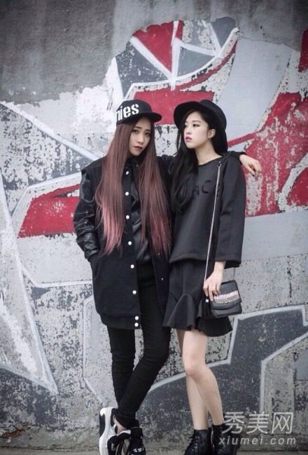 完全一样的校服。这是女式套装。