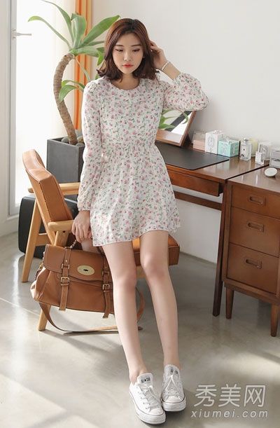 春季长袖连衣裙蕾丝碎花元素流行