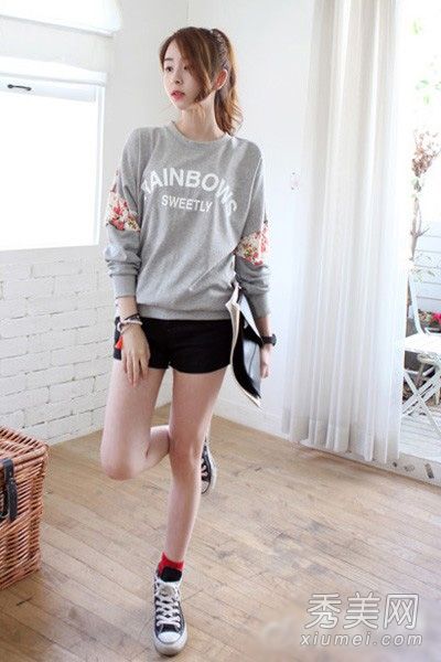 长袖t恤是最省心的，裤子简单舒适。