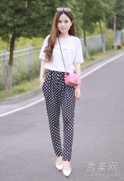 夏天，与哈兰裤相配的t恤是最酷也是最漂亮的。