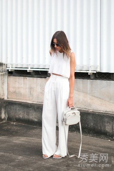 高个女孩穿宽松的长裤配t恤和衬衫来营造气氛。