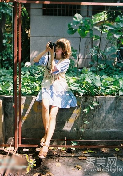 日本的森喜朗女孩与年龄缩小的洛丽塔相配