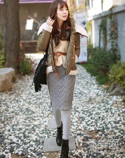 棉衣、羽绒服和8字裤都很时尚、漂亮。