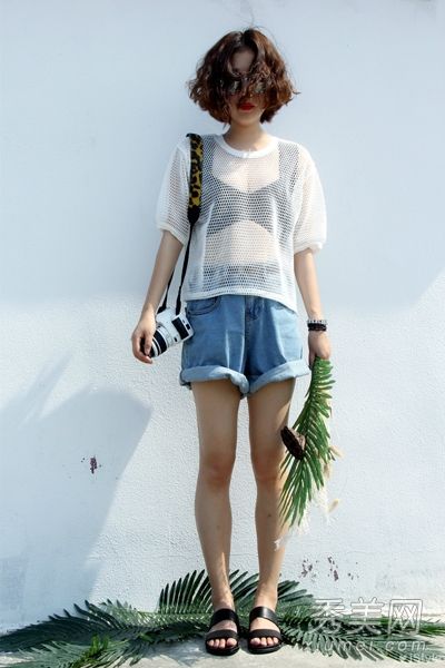 露脐装和露背装的性感组合，让男人眼睛直直的。