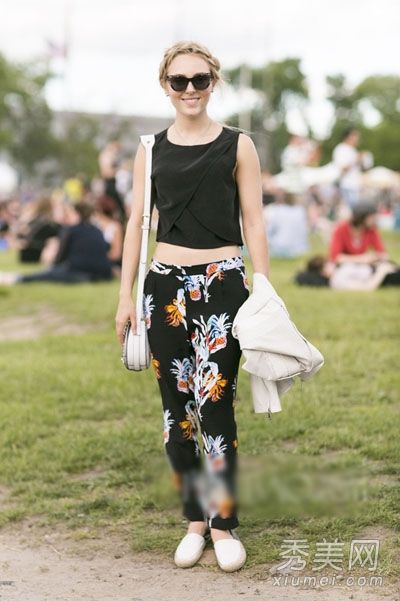 假日风格的印花裤子和短背心一起是最时尚的。