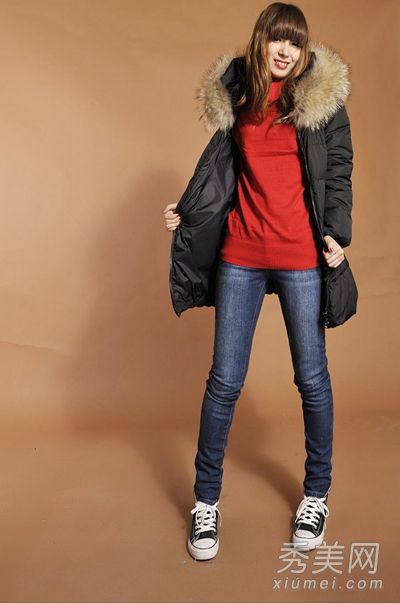 保暖的第一选择是羽绒服，它经过巧妙的混合和搭配，可以保持良好的身材。