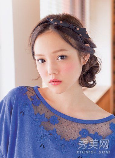女孩的卷发如何编织创意发型时尚超级秀气质
