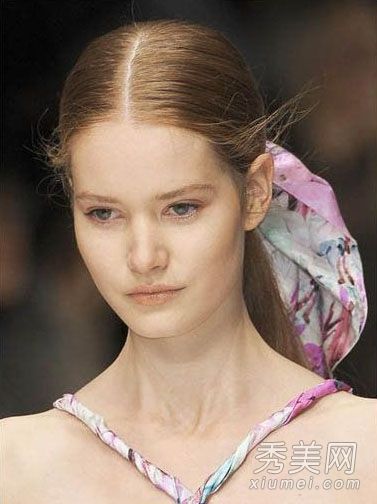 辮子發髻是2011年夏天最合適的時尚發型