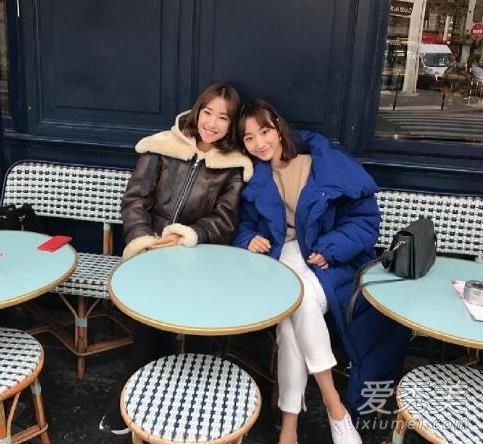 使用今冬流行的灰蒙蒙的蓝色给服装增添柔和感。