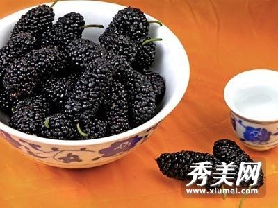 四种黑色水果对抗老化有神奇的效果。