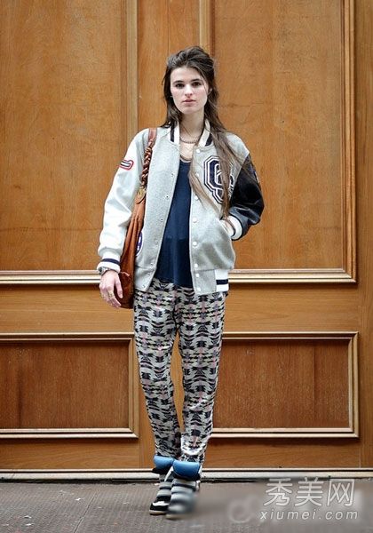 巧搭春夏潮印花裤，更花更骚