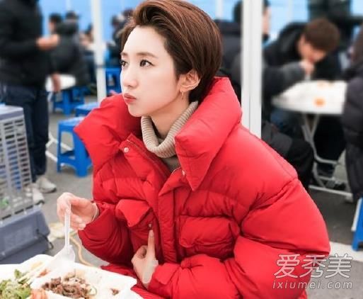 拉起你最好的朋友。嗨!20+姐妹最喜欢的节日服装