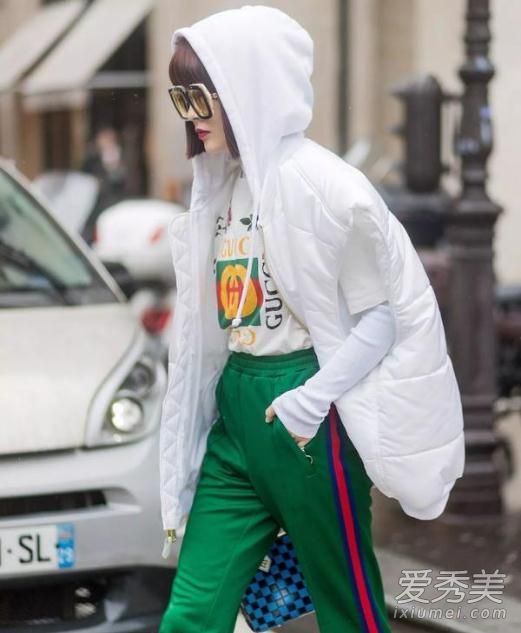 你认为那个胖胖的白色羽绒服娱乐圈女演员有吗！