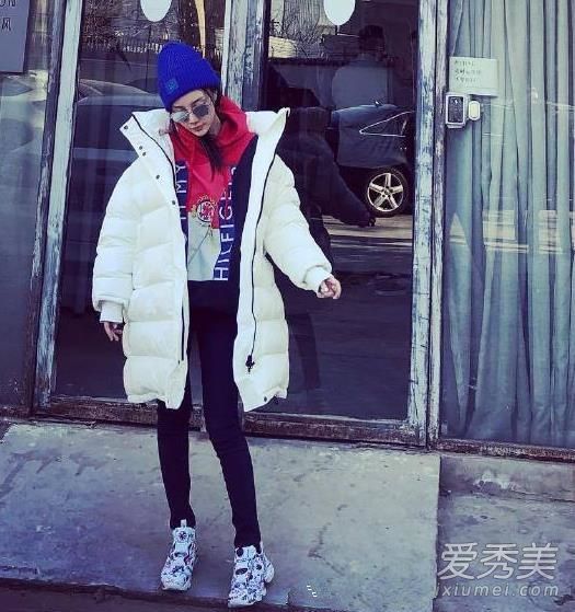 我觉得浅色棉袄在秋冬很流行。