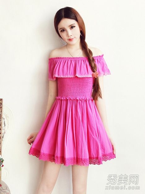 如何穿齐肩的衣服？一字领连衣裙很娇小。