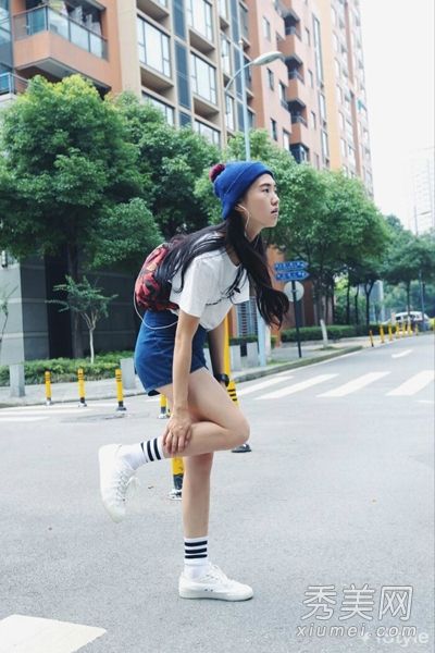 高腰短裤、短裙和短腿与矮个子女孩的身高相匹配