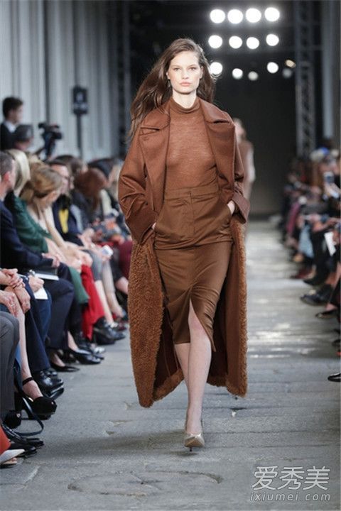 黑色和灰色的骆驼站在一边。焦糖外套现在很流行。