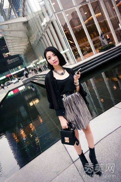 黑色防晒衣覆盖着厚实的手臂、宽阔的肩膀,姐夫纸变得越来越薄。