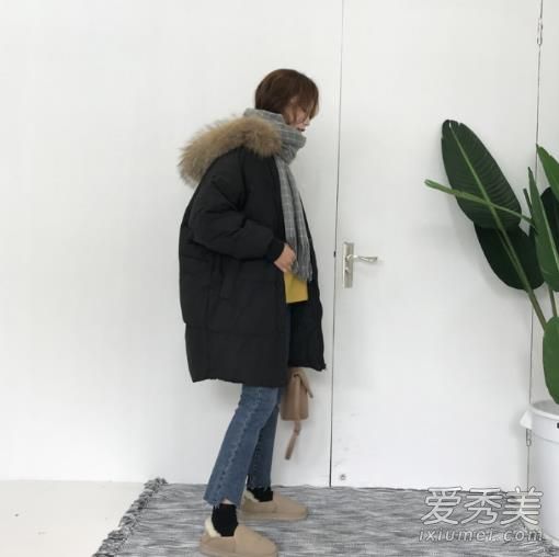 冬天，韩国女孩展示创造一种没有负担的穿着风格。