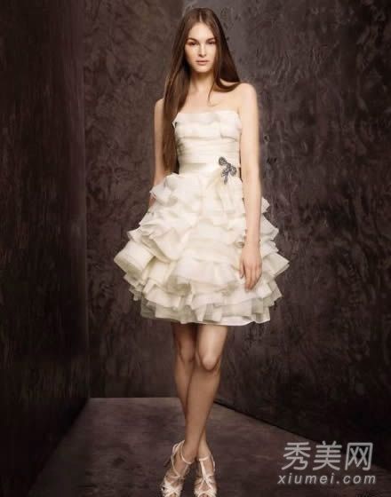 新娘婚纱短裙秀腿