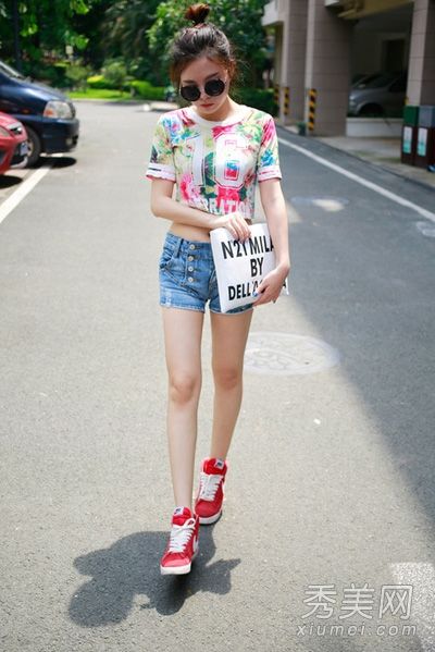 数码运动衫、t恤和短裤是最时尚的运动风格。