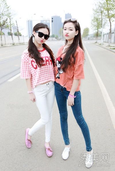 春天穿长筒袜是修身长裤的主流。