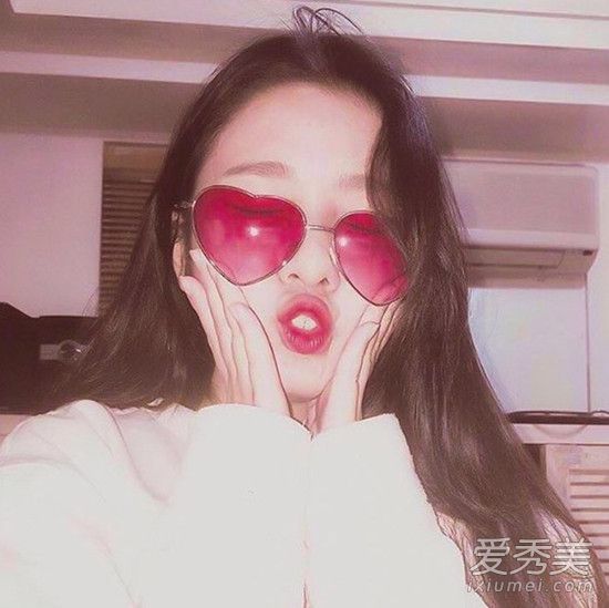 秋天来了。让我们保持卷发。这15种风格既漂亮又流行。