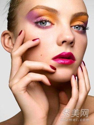 资深化妆师教你如何化妆和完善你的妆容。