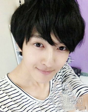 18岁的男人因美貌而受欢迎