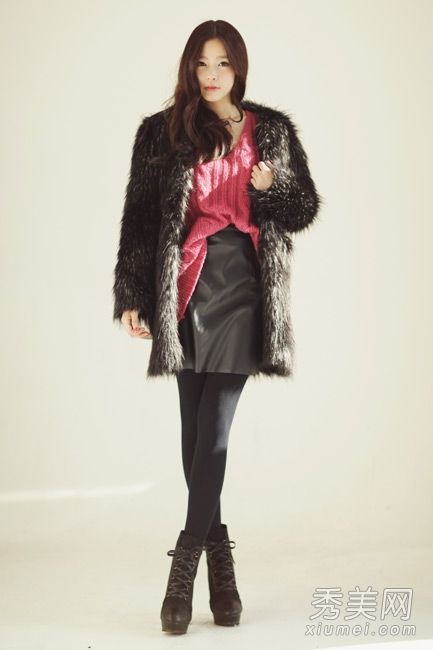 黑色丝绸皮草外套+短靴性感现代风格