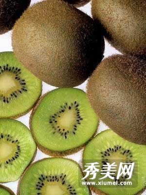 在水果中，王猕猴桃是最有效的美白和淡化斑点。