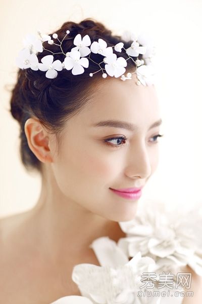 精致的辫子和白色花环diy最美丽的新娘发型