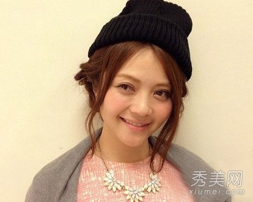 冬天戴顶帽子来弯曲你的发型