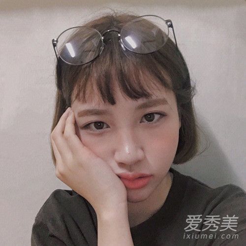 用锋利的刷子切断空刘海。眉毛刘海现在很流行。