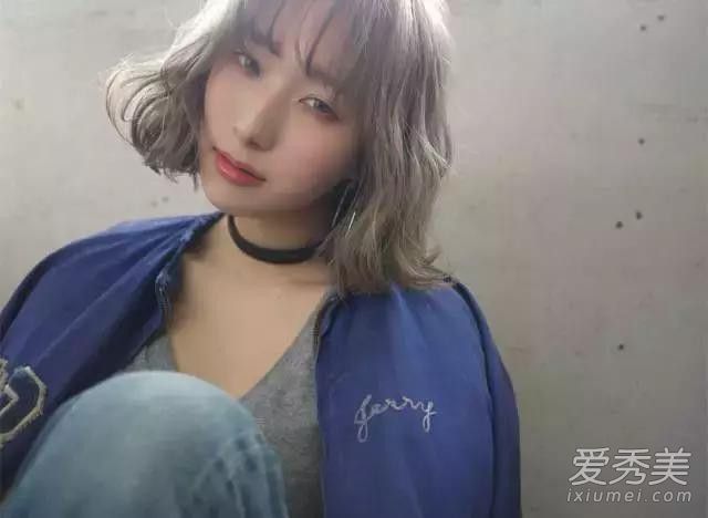 当你改变季节的时候,你也可以改变你的发型,不管你是短发还是长发,试着增加一些卷发。