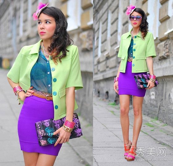 亮色衣服+精致头饰对比配色夏天不寂寞