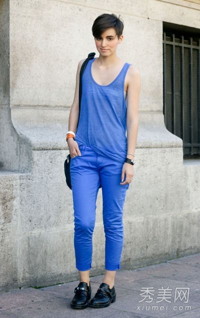 夏天流行的蓝色连衣裙给你一个白皙的好脸色。