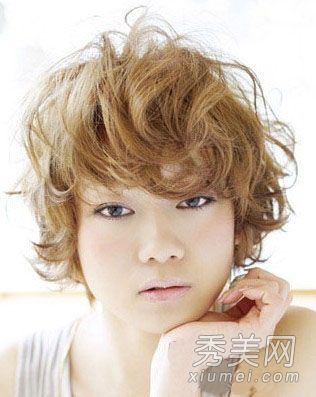 秋天最新的日本发型图片。短发也可以是淑女和温柔的。