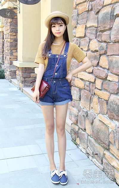 系带上衣和短裤可以在毕业季节降低年龄